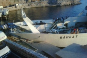 Jablanac, 18. kolovoza 2011. - trajekt 'Barbat' započeti će postupak odsukanja nadolaskom plime, nakon što su djelatnici Minsitarstva i LK Senj detaljno pregledali trup broda koji nije znatno oštećen